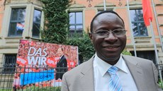 Německý poslanec Karamba Diaby před předvolebním plakátem v Magdeburgu. (23.... Německý poslanec Karamba Diaby před předvolebním plakátem v Magdeburgu. (23....