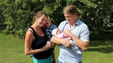 Rodina i s miminkem, které žena porodila pod lípou v areálu písecké nemocnice. Rodina i s miminkem, které žena porodila pod lípou v areálu písecké nemocnice.