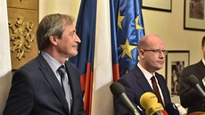 Ministr obrany Martin Stropnický a premiér Bohuslav Sobotka po schůzce na... Ministr obrany Martin Stropnický a premiér Bohuslav Sobotka po schůzce na...