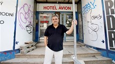 Stanislav Berousek odkoupil hotel Avion od restituentů v roce 2005.... Stanislav Berousek odkoupil hotel Avion od restituentů v roce 2005....