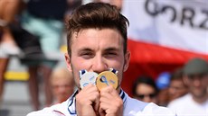 Martin Fuksa se raduje z dvou medailí, které vybojoval na mistrovství světa v... Martin Fuksa se raduje z dvou medailí, které vybojoval na mistrovství světa v...