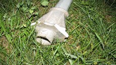 Jedna z poničených dopravních značek, které vandal v obci na Olomoucku podle... Jedna z poničených dopravních značek, které vandal v obci na Olomoucku podle...