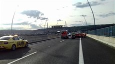 Záchranné jednotky zasahují u nehody motorkáe na Radotínském most. (21. srpna...
