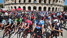 U ŘÍMSKÉHO CHRÁMU. Cyklisté do druhé etapy španělské Vuelty startovali z Nimes... U ŘÍMSKÉHO CHRÁMU. Cyklisté do druhé etapy španělské Vuelty startovali z Nimes...
