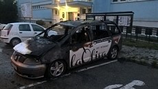 Požár, který kdosi založil úmyslně, zcela zničil dva vozy Seat Alhambra... Požár, který kdosi založil úmyslně, zcela zničil dva vozy Seat Alhambra...