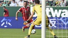 ČESKÝ GÓLMAN V AKCI. Jiří Pavlenka v dresu Brém čelí nájezdu Francka Riberyho z... ČESKÝ GÓLMAN V AKCI. Jiří Pavlenka v dresu Brém čelí nájezdu Francka Riberyho z...