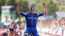 V CÍLI S RUKAMA NAD HLAVOU. Francouzský cyklista Julian Alaphilippe vyhrál... V CÍLI S RUKAMA NAD HLAVOU. Francouzský cyklista Julian Alaphilippe vyhrál...