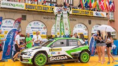 Jan Kopecký a Pavel Dresler slaví triumf na Barum rallye.