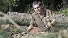 Tomáš Němec z Městských lesů Horažďovice ukazuje škody, které kůrovec napáchal... Tomáš Němec z Městských lesů Horažďovice ukazuje škody, které kůrovec napáchal...