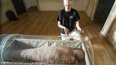 Výzkum ukázal, že šlo o ženu ve věku 30 až 50 let, nikoliv o muže, jak se... Výzkum ukázal, že šlo o ženu ve věku 30 až 50 let, nikoliv o muže, jak se...