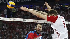 Srbský volejbalista Nemanja Petrič (vlevo) sleduje, jak se povede obranný blok... Srbský volejbalista Nemanja Petrič (vlevo) sleduje, jak se povede obranný blok...