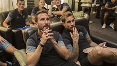 Zlíntí fotbalisté Petr Jiráek a Milan venger sledují los Evropské ligy.