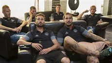 Zlíntí fotbalisté Petr Jiráek (vlevo) a Milan vengr sledují los Evropské...