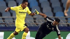 Brankář Geronimo Rulli ze San Sebastianu brání Carlose Baccu z Villarrealu. Brankář Geronimo Rulli ze San Sebastianu brání Carlose Baccu z Villarrealu.
