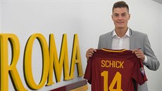 Patrik Schick s dresem svého nového klubu. Patrik Schick s dresem svého nového klubu.