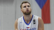 Český basketbalový reprezentant Martin Kříž při střelbě trestného hodu Český basketbalový reprezentant Martin Kříž při střelbě trestného hodu