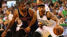 Isaiah Thomas (vpravo) jet v dresu Bostonu bojuje s Kyriem Irvingem,...