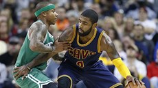 Kyrie Irving (vpravo) v dresu Clevelandu proti Isaiahu Thomasovi z Bostonu Kyrie Irving (vpravo) v dresu Clevelandu proti Isaiahu Thomasovi z Bostonu