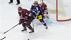 Sparťanský brankář Sami Aittokallio sleduje, co se před ním děje v duelu proti... Sparťanský brankář Sami Aittokallio sleduje, co se před ním děje v duelu proti...