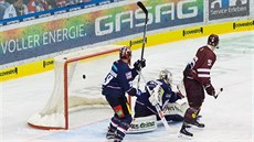 Hokejisté Eisbären Berlín inkasují gól od Sparty v pípravném utkání.