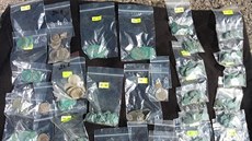 Více než tisícovka stříbrných mincí z přelomu 14. a 15. století nalezených na... Více než tisícovka stříbrných mincí z přelomu 14. a 15. století nalezených na...