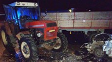 Nehoda osobního automobilu s traktorem u Meclova. (22. 8. 2017) Nehoda osobního automobilu s traktorem u Meclova. (22. 8. 2017)