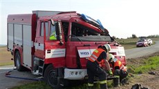 Hasiči z Moravského Krumlova cestou k zásahu havarovali. Řidič a spolujezdec... Hasiči z Moravského Krumlova cestou k zásahu havarovali. Řidič a spolujezdec...
