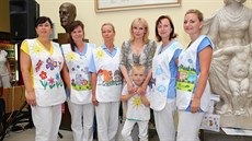 Návrhářka Marie Zelená vymýšlí oblečení s obrázky pro zdravotní personál.... Návrhářka Marie Zelená vymýšlí oblečení s obrázky pro zdravotní personál....