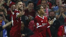 JSME ZPĚT. Jordan Henderson a Roberto Firmino slaví gól v zápase play-off Ligy... JSME ZPĚT. Jordan Henderson a Roberto Firmino slaví gól v zápase play-off Ligy...