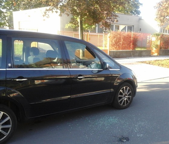 Zlodj se dostal do auta s pomocí rozbitého okna na stran spolujezdce.