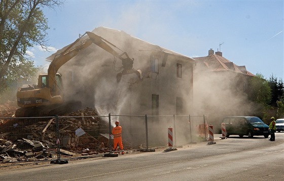 Tento týden zaala v Jablonci demolice dvou dom na kiovatce Ostrý roh.