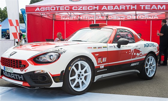 Nový závodní vz Abarth 124 Rally má estnáctiventilový tyválec 1,8 litru z...