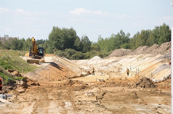 Stavba nové silnice, která spojí eskobudjovická sídlit Máj a Vltavu....