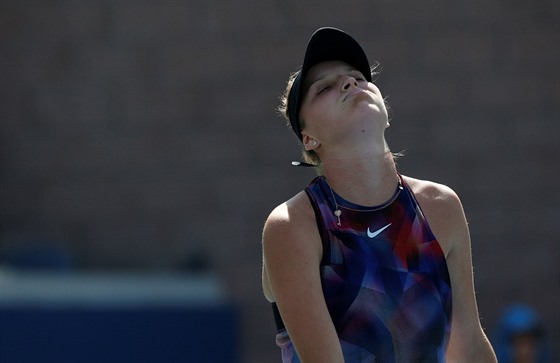 Markéta Vondrouová bhem zápasu prvního kola US Open.