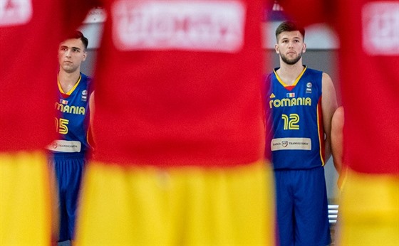 Rumuntí basketbaloví talenti Emanuel Cate (vlevo) a Bogdan Popa