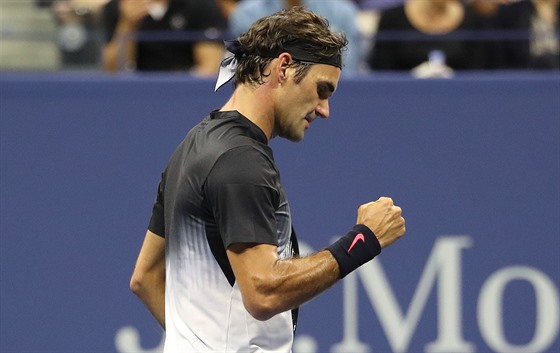 Je to tam. výcar Roger Federer oslavuje úspnou výmnu v prvním kole US Open.