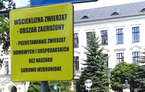 Oblast karantény v Polsku oznaují výstrané tabule na dopravních znakách.