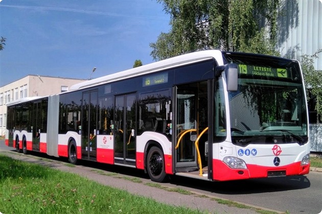 Nový velkokapacitní autobus Mercedes Benz.