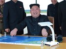 Severokorejský vdce Kim ong-un sleduje start rakety, která peletla Japonsko...