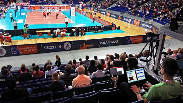 V hledišti září monitory statistiků, kteří zaznamenávají každý úder do... V hledišti září monitory statistiků, kteří zaznamenávají každý úder do...
