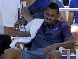 ZRANN RAMENO. Nick Kyrgios si v prbhu prvnho kola US Open stoval na...