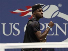 Radost. Frances Tiafoe z USA slav zisk fiftnu proti Rogeru Federerovi.