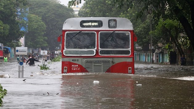 Zplavy zpsoben monzunovmi deti v indick Bombaji (29. srpna 2017)