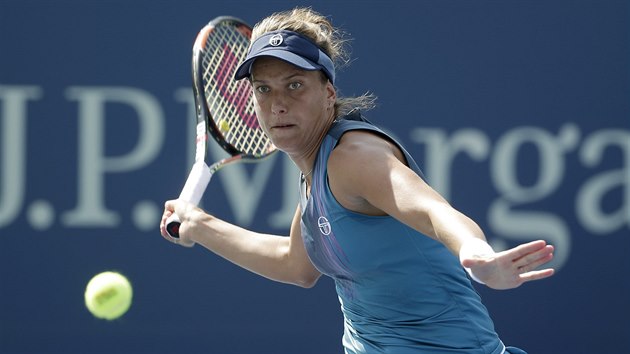 KONCENTRACE. Barbora Strcov se sousted na forhend v souboji s Jennifer Bradyovou na US Open.