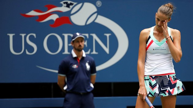 TAKHLE NE. Karolna Plkov po nepoveden vmn ve druhm kole US Open s Nicole Gibbsovou.