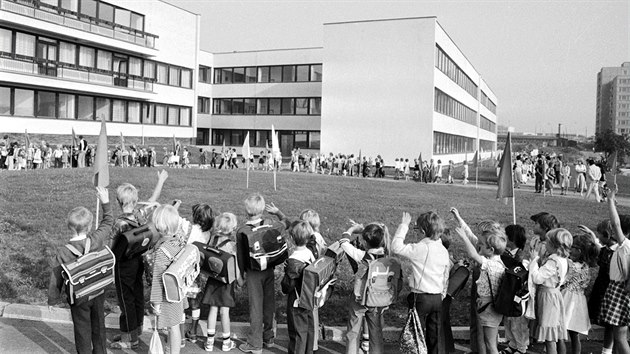 Zahjen kolnho roku v nově otevřen zkladn kole na sdliti Stodůlky-sever. (1. zř 1983)