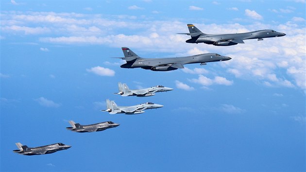 Dva americk strategick bombardry B-1B doprovzen tymi americkmi sthakami F-35B a dvma japonskmi F-15 ve tvrtek peletly nad zemm Jin Koreje. (31. srpna 2017)