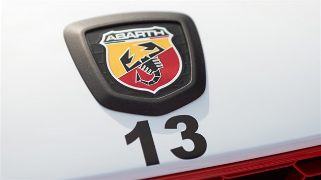 Nov zvodn vz Abarth 124 Rally m estnctiventilov tyvlec 1,8 litru z Alfy Romeo a jeho vkon se bl 300 koskm silm.