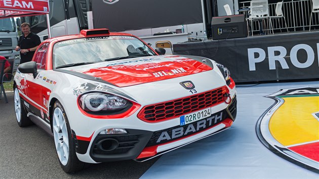Nov zvodn vz Abarth 124 Rally m estnctiventilov tyvlec 1,8 litru z Alfy Romeo a jeho vkon se bl 300 koskm silm.
