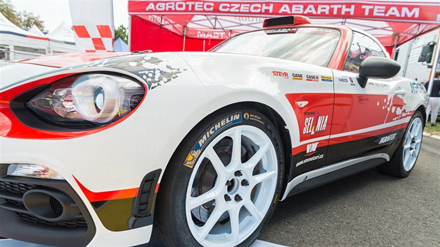 Nov zvodn vz Abarth 124 Rally m estnctiventilov tyvlec 1,8 litru z Alfy Romeo a jeho vkon se bl 300 koskm silm.